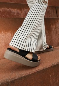 BROOKLYN LOW WEDGE - Sabots - black/mushroom