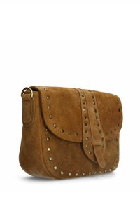 Bruine suède handtas met een klepver sluiting, decoratieve messing studs langs de randen en een stevige schouderband. Gladde textuur en rechthoekige vorm.