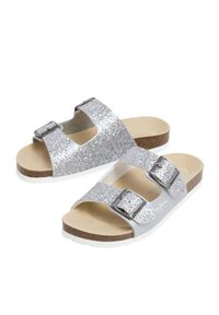 Silver glittrande sandaler med två justerbara remmar och metallspännen, korkfot säng och vit gummisula. Strukturerad yta med glittra.