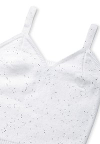 Biały dopasowany podkoszulek na cienkich ramiączkach, wykonany z teksturowanej tkaniny ozdobionej rozproszonymi srebrnymi cekinami, co daje migotliwy efekt.