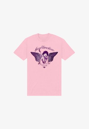 T-shirt en coton rose arborant un graphisme violet d'une figure ailée avec le texte "Heartbreaker" au-dessus et des accents décoratifs en dessous.