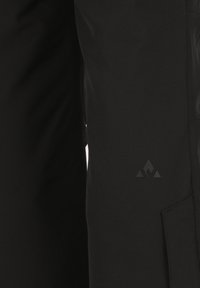 Zwarte outdoor broeken met een gladde textuur, tapered ontwerp en een klein logo accent naast de zak. De stof lijkt duurzaam en weerbestendig.