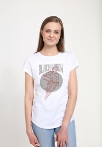 Hvid T-shirt med et grafisk design af en karakter i en cirkulær grå baggrund, tekst "BLACK WIDOW" i fede bogstaver over designet.