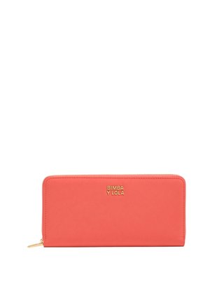 Cartera rectangular coral con cremallera dorada y logo dorado de "BIMBA Y LOLA" centrado cerca de la parte superior.