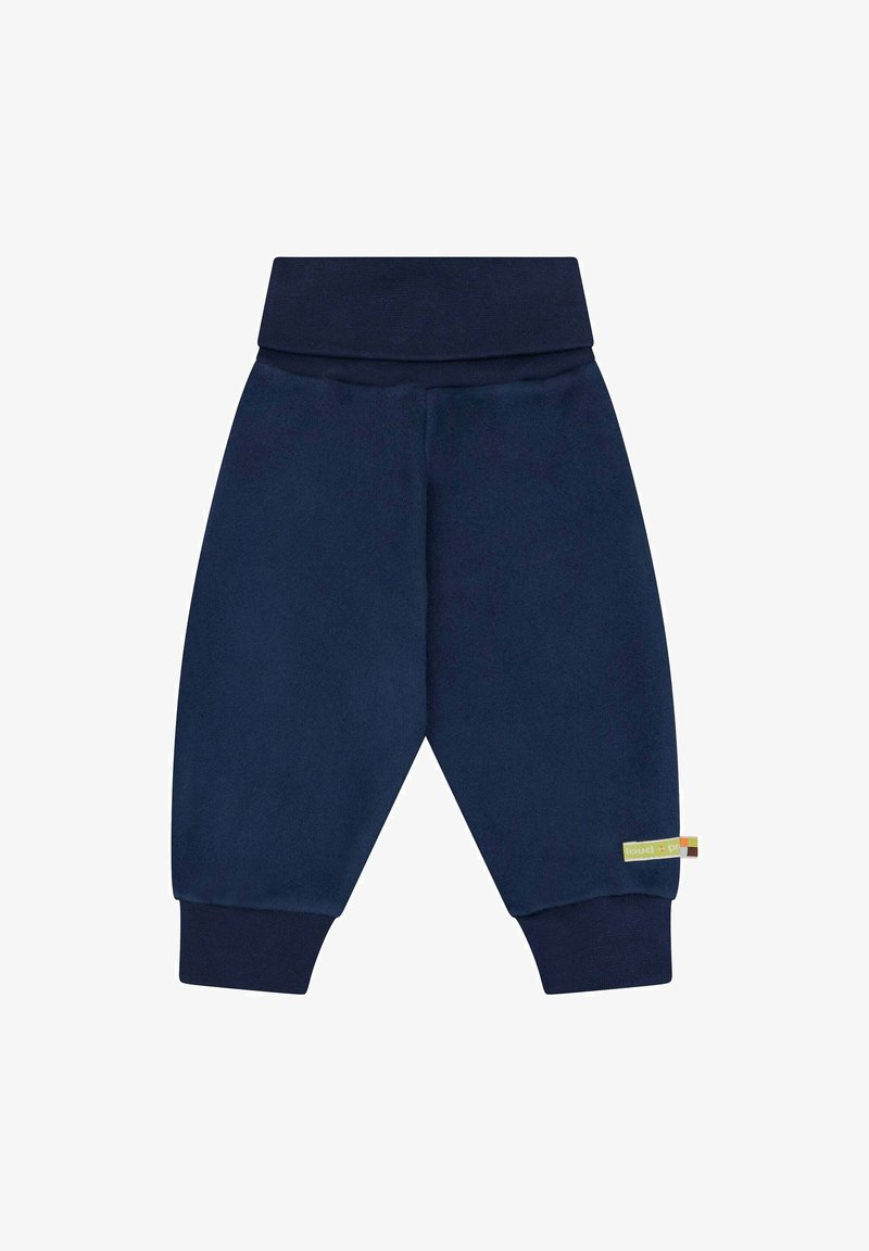 Navyblauwe sweatpants van zacht materiaal, met een brede tailleband, afgewerkte enkels en een klein, multikleurig merklabel aan de zijkant.