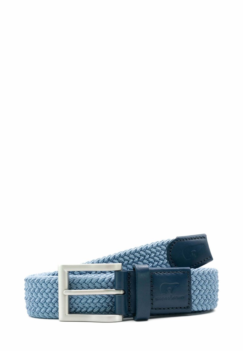 Elastyczny tkany pasek w jasnoniebieskim kolorze z metalową klamrą w kolorze srebrnym, z ciemnoniebieskimi skórzanymi akcentami i naszywką z logo na pasku.
