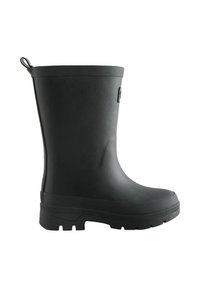 Bottine de pluie en caoutchouc noir avec un haut tige, une partie supérieure texturée et une semelle épaisse et robuste. Équipée d'une languette pour un enfilage facile.