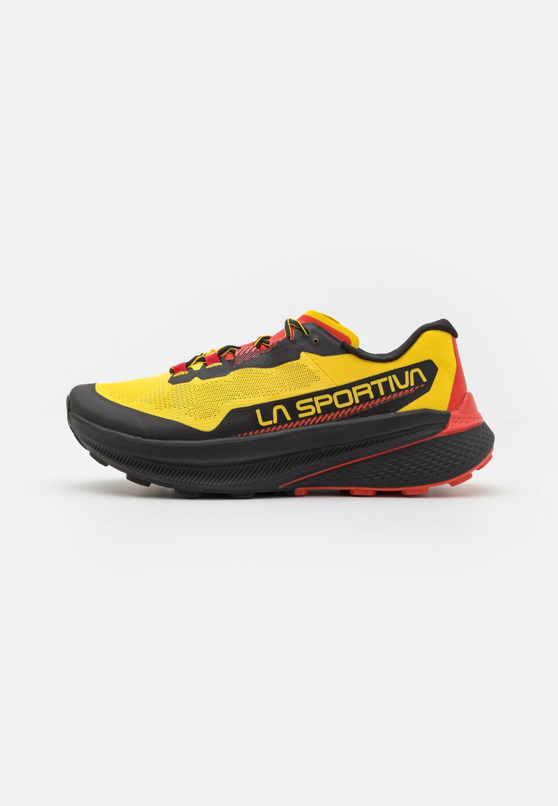Shoe de corrida La Sportiva com parte superior em malha amarela, acessórios sintéticos pretos, atacadores vermelhos e sola de borracha durável. Design de perfil baixo.