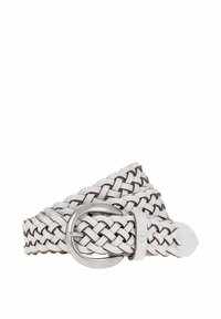 Hvid flettet læderbælte med en metallisk sølvspænde, der har en blanding af teksturer og en blød finish. Accenter inkluderer brune sammenvævede detaljer.