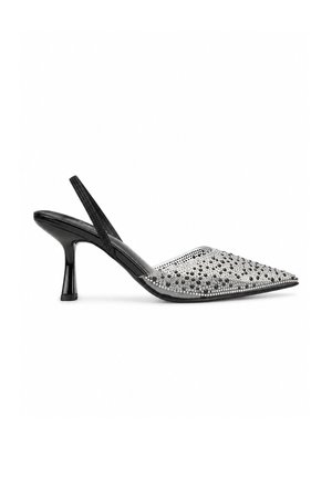 Zapato negro de tacón bajo tipo kitten heel con tira trasera y puntera puntiaguda adornado con strass plateados y negros y tachuelas.