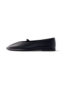 Ballerine en cuir noir avec un bout rond, design minimaliste, texture douce, dotée d'un petit nœud décoratif à l'avant.