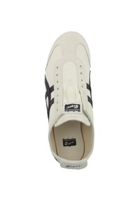 Sneaker in tela bianca con strisce blu, presenta una punta arrotondata, più occhielli e una suola in gomma testurizzata. Etichetta del marchio sulla linguetta.