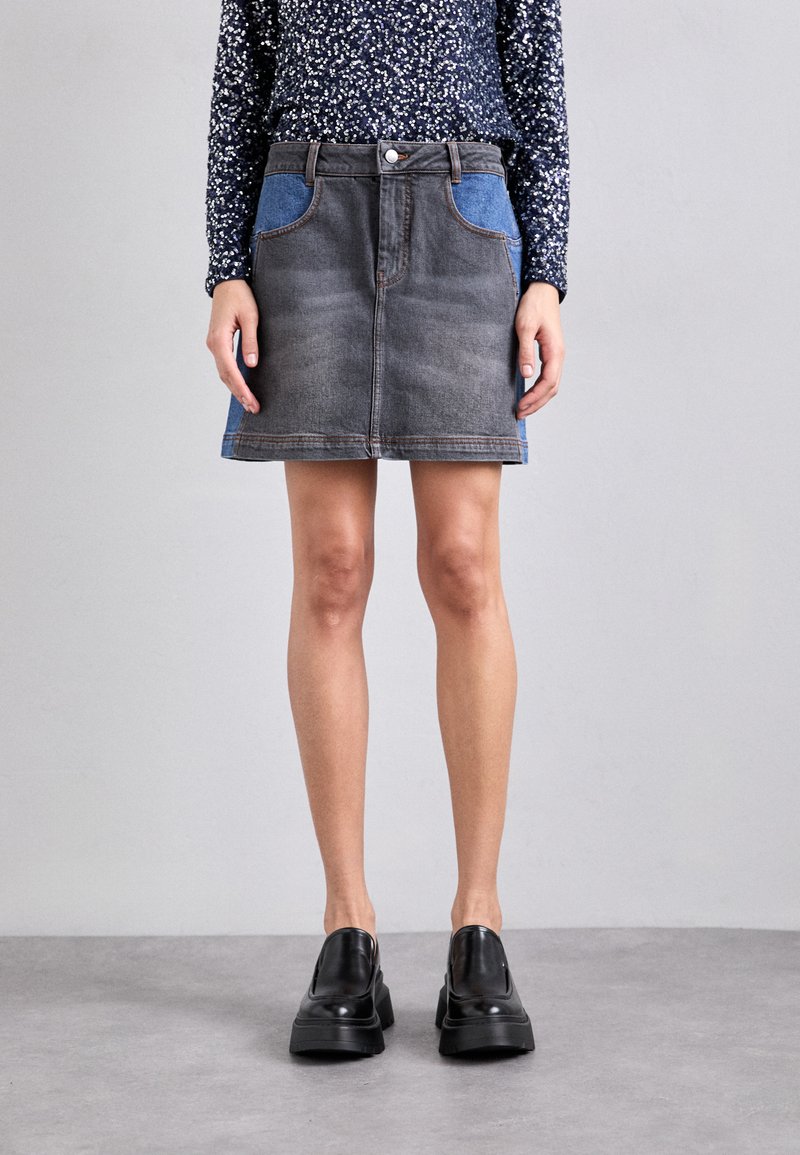MUNTHE - SALBA - Falda vaquera - black, Ampliar