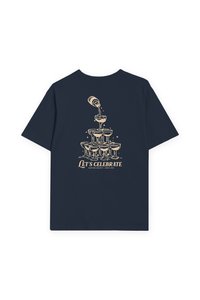 Navy katoenen t-shirt met een crèmekleurige afbeelding van gestapelde champagneglazen en de tekst "Laten we Feesten" op de achterkant. Korte mouwen.