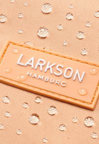 Larkson TAMMO  - Dagryggsäck - peach
