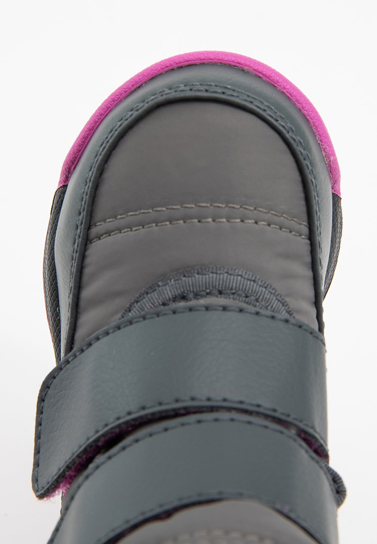 Grau-rosafarbene Winterstiefel für Kinder mit gepolstertem Zeh und zwei breiten Klettverschlüssen zum Befestigen.