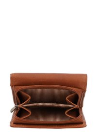 Hnědá kožená peněženka se zipovou přihrádkou, dvěma sloty na karty a podšívkou uvnitř. Kompaktní design s minimem kovových prvků a bez vzorů.