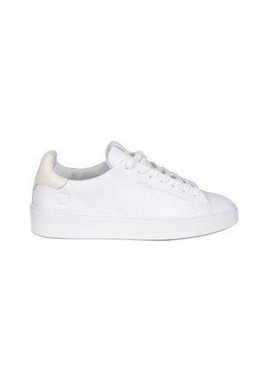 Sneaker in pelle bianca con finitura liscia, punta rotonda e design con lacci. Presentano un accento crema sul tallone e una suola in gomma testurizzata.