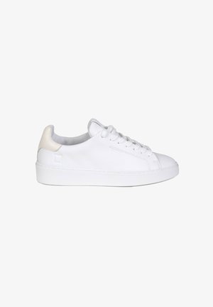 Sneaker in pelle bianca con finitura liscia, punta rotonda e design con lacci. Presentano un accento crema sul tallone e una suola in gomma testurizzata.