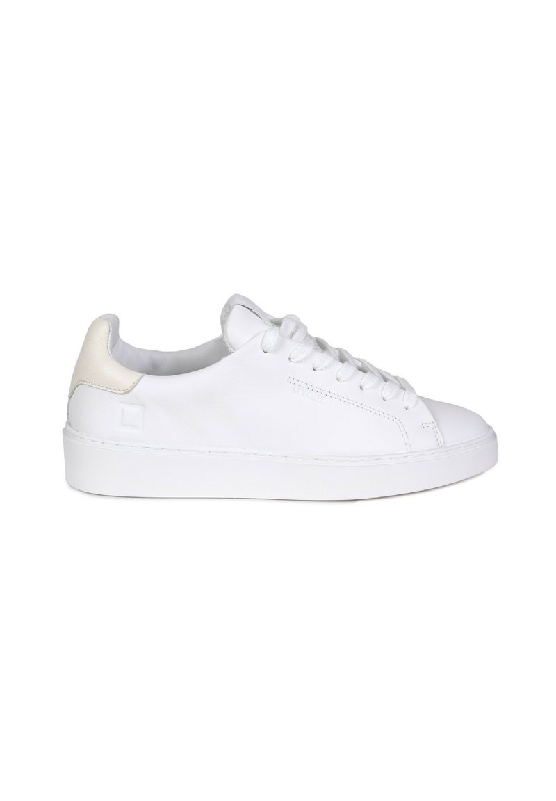 Sneaker in pelle bianca con finitura liscia, punta rotonda e design con lacci. Presentano un accento crema sul tallone e una suola in gomma testurizzata.