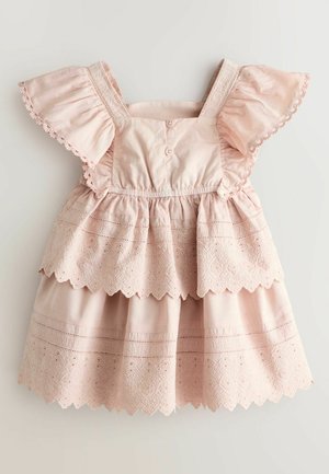 Roosa varrukateta kleit rüüsvarrukatega ja südamiku ning astmelise seelikuga sätendava pitsiga.