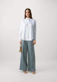 Tommy Hilfiger REGULAR SHIRT - Overhemdblouse - optic white