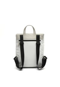 Batoh v svetlo šedej látke s čiernymi popruhmi a detailmi. Obsahuje hornú rukoväť a zipsovú zadnú kapsu. Má obdĺžnikový tvar s hladkým povrchom.