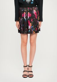 Falda plisada negra con un vibrante estampado floral en tonos de rosa, azul y amarillo, con una cintura marcada por la marca.