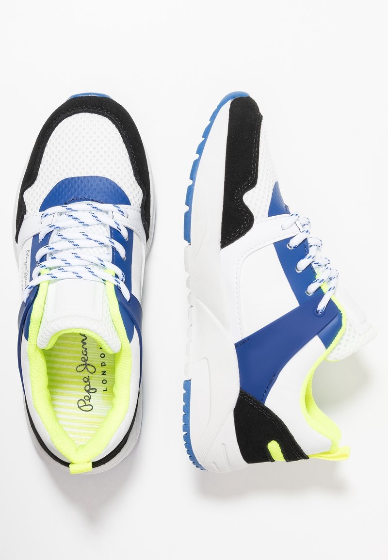 Sneakers sportivi con una parte superiore in rete bianca, dettagli in suede blu e nero, fodera verde neon e suola in gomma testurizzata.