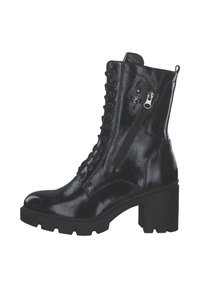Bottines en cuir verni noir avec un talon épais, un devant lacé, une fermeture éclair sur le côté et une surface texturée. Semelle à profil bas avec un motif cranté.