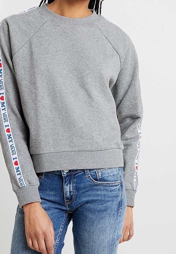 Felpa grigia con maniche raglan, polsini e orlo a coste. Le strisce laterali presentano il testo rosso e blu "I ❤️ MY VANS". Materiale morbido in misto cotone.