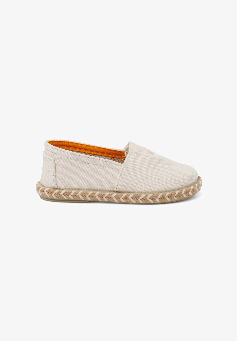 Chaussure slip-on en toile de style espadrille en blanc cassé, dotée d'une semelle en jute tressé et d'une doublure intérieure orange vif. Texture lisse, design minimaliste.