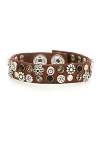 Bracciale in pelle marrone con diverse borchie metalliche e decorazioni floreali, dotato di chiusure a scatto su ciascuna estremità.
