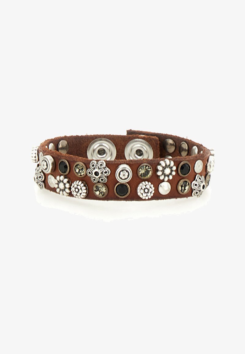 Bracciale in pelle marrone con diverse borchie metalliche e decorazioni floreali, dotato di chiusure a scatto su ciascuna estremità.