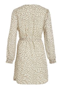 Kurzes Kleid aus leichtem Stoff mit beigem Hintergrund und braunen gefleckten Punkten, tailliertem Bund und gerafften Ärmelabschlüssen.