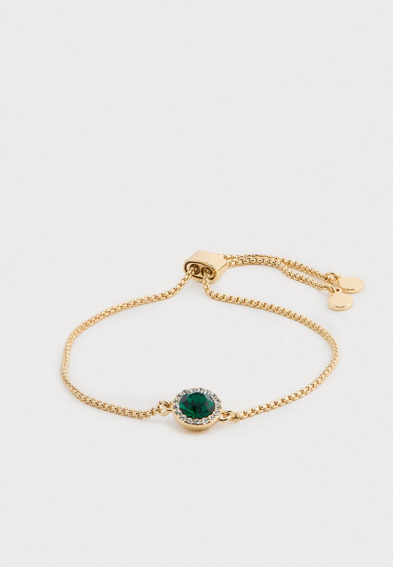 Bracelet chaîne en or avec fermoir réglable, avec une pierre précieuse ronde verte centrale entourée de petits cristaux clairs.