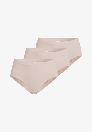 Drei beige nahtlose Damen-Slips, versetzt gestapelt auf weißem Hintergrund angeordnet.