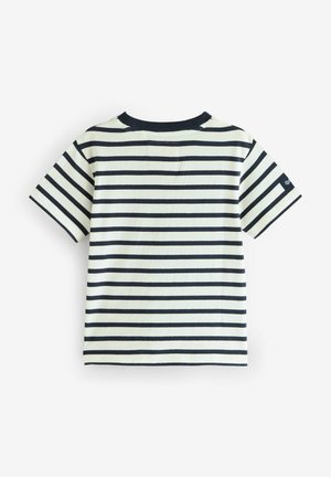 Camiseta de manga corta a rayas en azul marino y crema, fabricada en algodón. Presenta un cuello redondo y un pequeño detalle de logo en la manga izquierda.