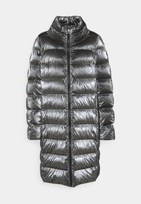 Long manteau matelassé noir brillant avec col montant et fermeture éclair centrale, conçu pour le temps froid.