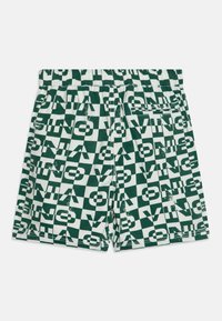 Pantalones cortos a cuadros verdes y blancos con un patrón de texto repetido. Cintura elástica con un ajuste relajado y longitud corta. Textura de tela suave.