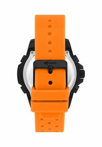 Orologio da polso nero con cinturino in silicone arancione brillante, dotato di quadrante rotondo, retro in metallo e chiusura a fibbia con fori regolabili.