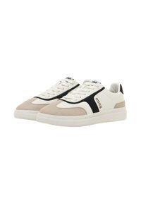 Sneaker in suede bianco e beige con accenti neri, punta tonda, design con lacci e suola in gomma texture. Logo distintivo sul lato.
