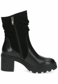 Botines negros con una combinación de cuero suave y gamuza blanda, con un tacón grueso, cierre de cremallera y un diseño superior tipo arrugado.