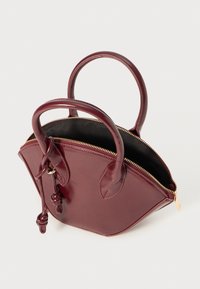 Bordeauxfarbene Ledertasche mit zwei runden Griffen, einem Reißverschluss und einer glatten Textur. Verfügt über ein kleines dekoratives Knotendetail.