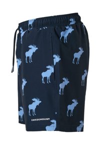 Shorts de bain bleu marine avec motifs d'orignaux bleu clair, taille élastique avec cordon de serrage noir, poche latérale et logo « SWEDEMOUNT » près de l'ourlet.