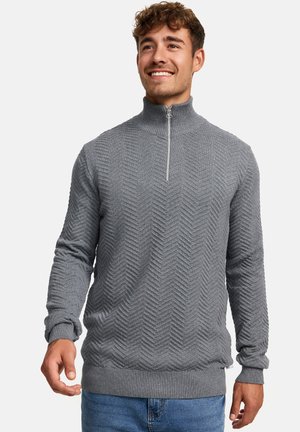 Grauer Reißverschluss-Pullover mit einem strukturierten Zickzack-Muster, langen Ärmeln sowie gerippten Bündchen und Saum. Hergestellt aus weichem Strickmaterial.