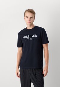 Tommy Hilfiger TEE - T-shirt con stampa - desert sky