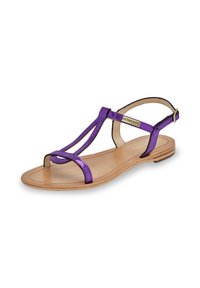Sandal métallique violet avec un design à T, semelle plate et boucle à la cheville. Présente une semelle intérieure en cuir lisse et des accents matériels minimalistes.