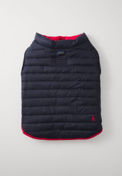 Navy zila pūkainā veste ar sarkaniem akcentiem, ar kvadrātveida dizainu, augstu apkakli un logotipu tuvumā apakšmalai. Viegls, siltumizolējošs materiāls.