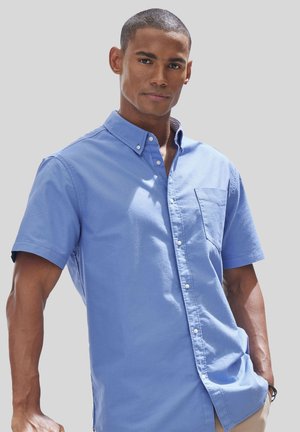 Himmelblaues Kurzarm-Hemd mit Knopfleiste, das eine Brusttasche, einen Button-Down-Kragen und einen strukturierten Stoff mit glatter Oberfläche aufweist.